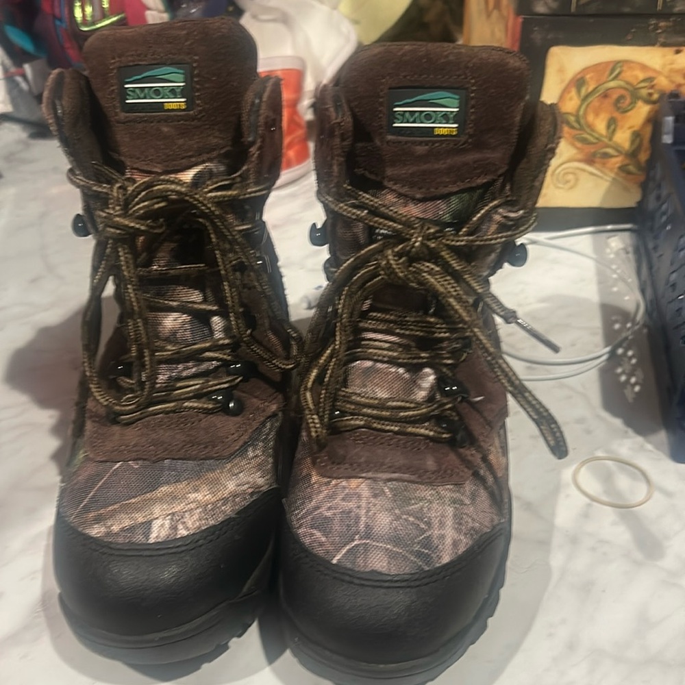 Smoky boots Boys hunting Hiking size 1.5 leather excellent condition camo print